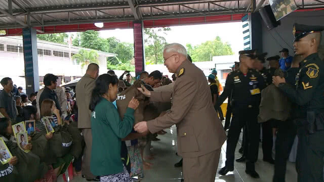 องคมนตรีมอบสิ่งของพระราชทานแก่ประชาชนผู้ประสบภัยพิบัติ(ดินถล่ม)พื้นที่จังหวัดน่าน