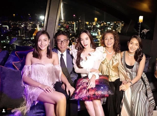 "ปุ๊กลุก" สุดปลื้ม !!! หลัง "อั้ม พัชราภา" โผล่เซอร์ไพรส์พ่อแม่ในวันเกิด