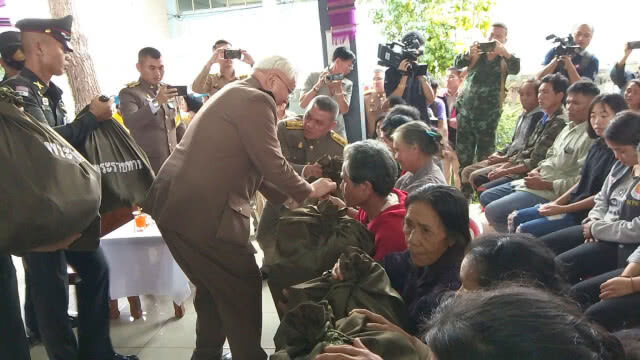 องคมนตรีมอบสิ่งของพระราชทานแก่ประชาชนผู้ประสบภัยพิบัติ(ดินถล่ม)พื้นที่จังหวัดน่าน