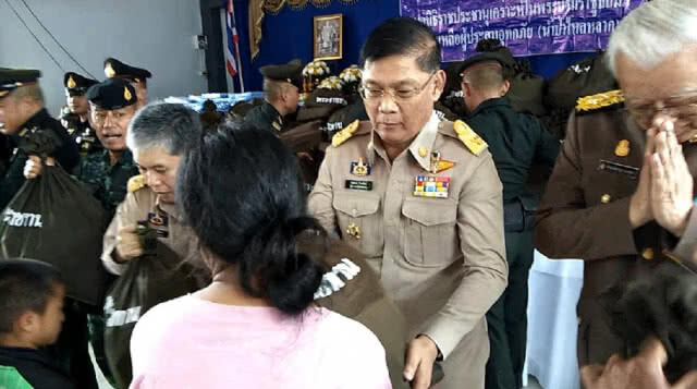 องคมนตรีมอบสิ่งของพระราชทานแก่ประชาชนผู้ประสบภัยพิบัติ(ดินถล่ม)พื้นที่จังหวัดน่าน
