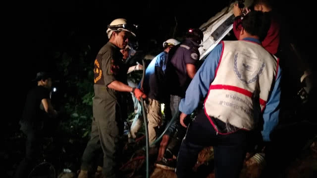 รถบรรทุกเสาไฟฟ้าพลิกคว่ำตกเหว ตาย 1 เจ็บ 1 (มีคลิป)