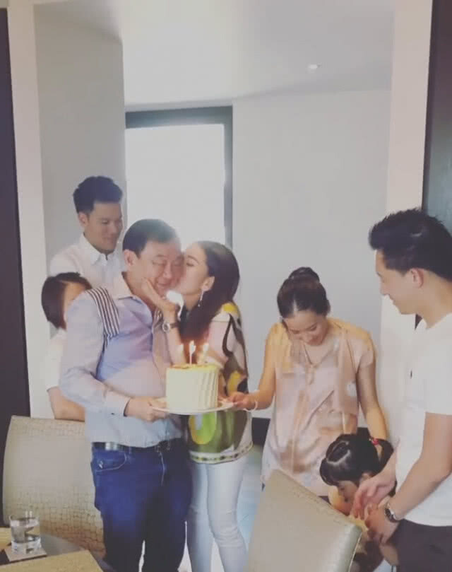 (คลิป) อบอุ่น..."ทักษิณ"เป่าเค้กวันเกิดพร้อมครอบครัว "ชินวัตร"
