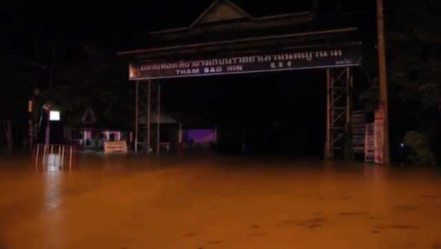 ไหลทะลัก กลางดึก!! น้ำป่าดอยนางนอนหลากท่วมแม่สาย