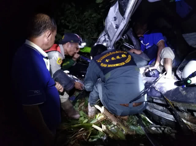 รถบรรทุกเสาไฟฟ้าพลิกคว่ำตกเหว ตาย 1 เจ็บ 1 (มีคลิป)