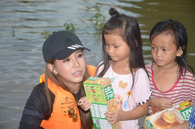 "ดีเจ เน็ตไอดอลชื่อดัง" บินลัดฟ้า ส่งของบริจาคช่วยชาวลาว