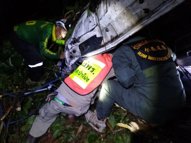 รถบรรทุกเสาไฟฟ้าพลิกคว่ำตกเหว ตาย 1 เจ็บ 1 (มีคลิป)