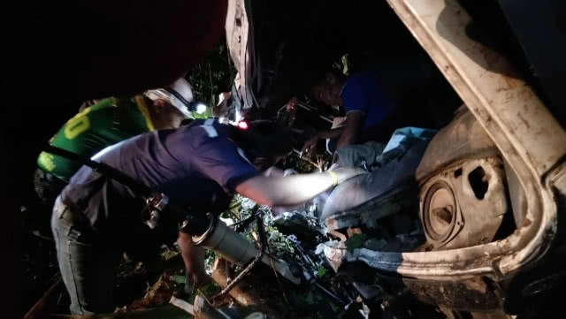 รถบรรทุกเสาไฟฟ้าพลิกคว่ำตกเหว ตาย 1 เจ็บ 1 (มีคลิป)