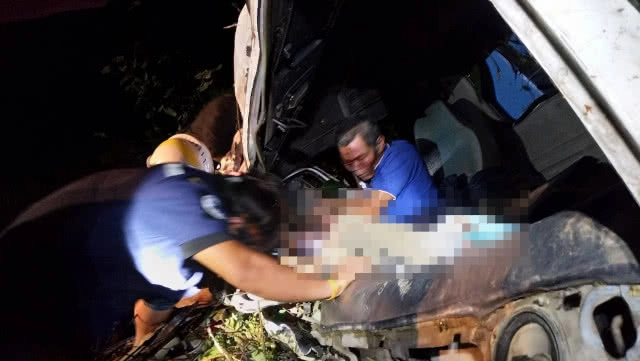 รถบรรทุกเสาไฟฟ้าพลิกคว่ำตกเหว ตาย 1 เจ็บ 1 (มีคลิป)