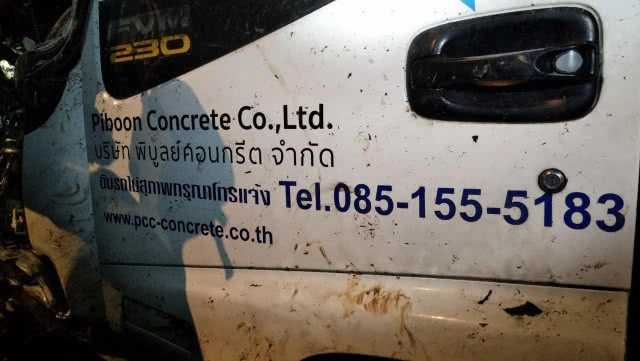 รถบรรทุกเสาไฟฟ้าพลิกคว่ำตกเหว ตาย 1 เจ็บ 1 (มีคลิป)