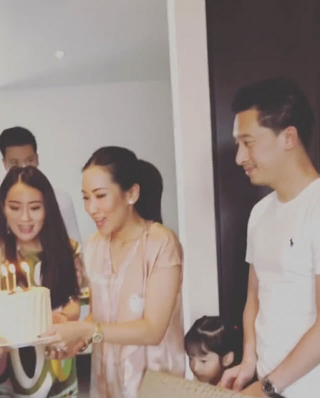 (คลิป) อบอุ่น..."ทักษิณ"เป่าเค้กวันเกิดพร้อมครอบครัว "ชินวัตร"