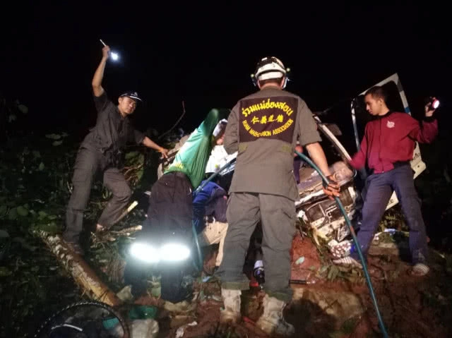 รถบรรทุกเสาไฟฟ้าพลิกคว่ำตกเหว ตาย 1 เจ็บ 1 (มีคลิป)