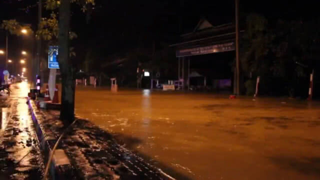 ไหลทะลัก กลางดึก!! น้ำป่าดอยนางนอนหลากท่วมแม่สาย