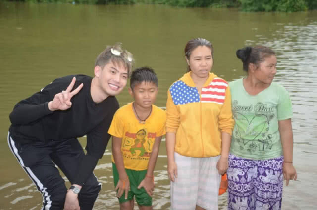 "ดีเจ เน็ตไอดอลชื่อดัง" บินลัดฟ้า ส่งของบริจาคช่วยชาวลาว