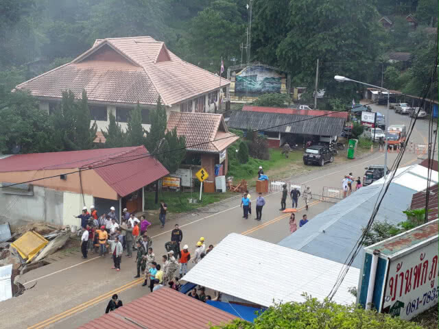 ดินสไลด์บ้านพังเสียหาย 6 หลัง ผู้ว่าฯ สั่งอพยพด่วน(มีคลิป)