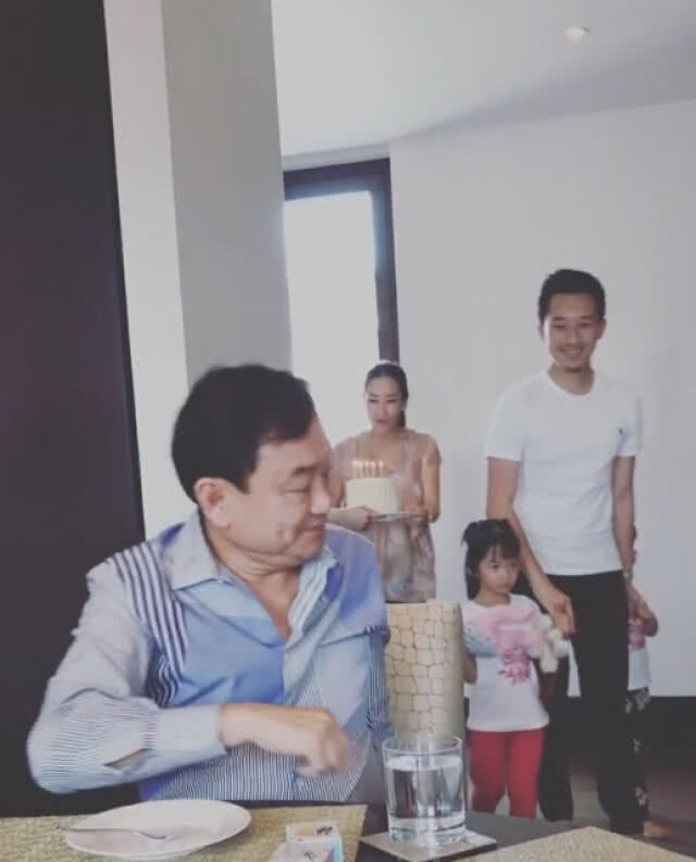 (คลิป) อบอุ่น..."ทักษิณ"เป่าเค้กวันเกิดพร้อมครอบครัว "ชินวัตร"