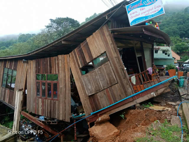 ดินสไลด์บ้านพังเสียหาย 6 หลัง ผู้ว่าฯ สั่งอพยพด่วน(มีคลิป)