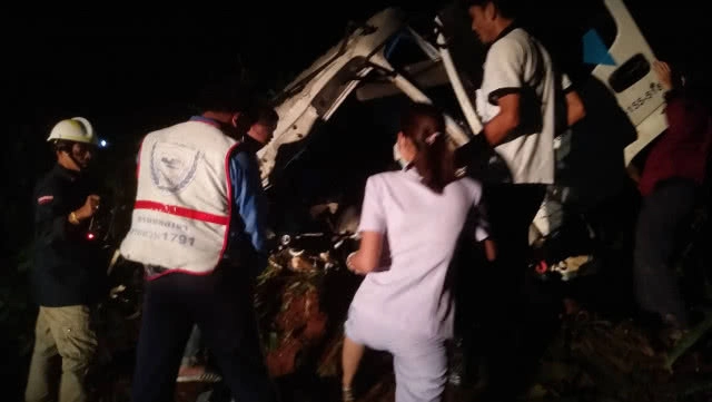 รถบรรทุกเสาไฟฟ้าพลิกคว่ำตกเหว ตาย 1 เจ็บ 1 (มีคลิป)