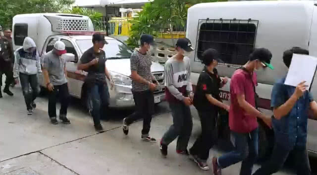 ตร.นำ 11 โจ๋คะนอง ยิงปืนแก๊ปใส่ปชช.หน้าป้ายรถเมล์ ส่งฟ้องศาลมีนฯ (มีคลิป)