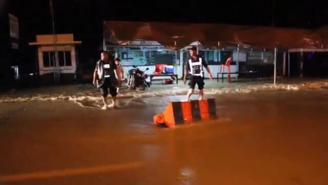 ไหลทะลัก กลางดึก!! น้ำป่าดอยนางนอนหลากท่วมแม่สาย