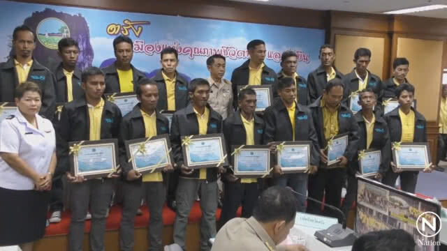 ผวจ.ตรังมอบเสื้อสามารถ ทีมเก็บรังนกเกาะลิบง