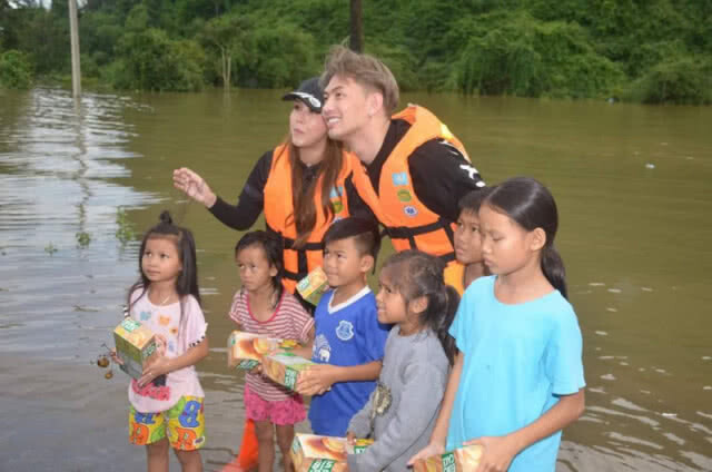 "ดีเจ เน็ตไอดอลชื่อดัง" บินลัดฟ้า ส่งของบริจาคช่วยชาวลาว