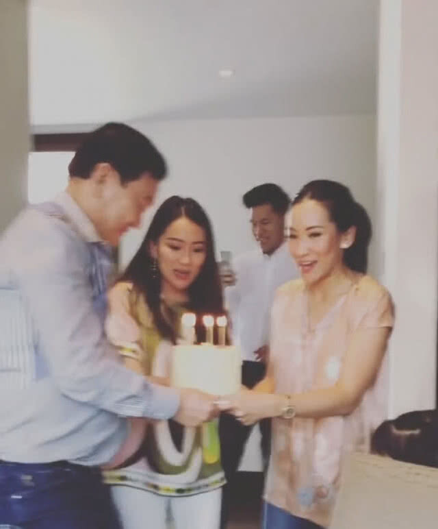 (คลิป) อบอุ่น..."ทักษิณ"เป่าเค้กวันเกิดพร้อมครอบครัว "ชินวัตร"