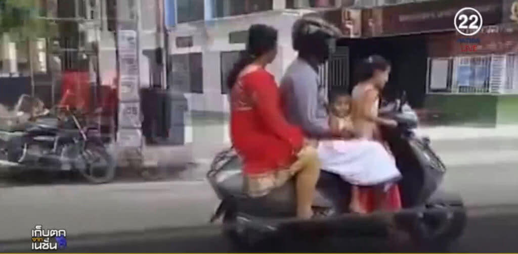 (คลิปข่าว) โลกโซเชียลระอุ! พ่อแม่อินเดีย ปล่อยลูก 5 ขวบขี่ จยย. (คลิปข่าว) โลกโซเชียลระอุ! พ่อแม่อินเดีย ปล่อยลูก 5 ขวบขี่ จยย.