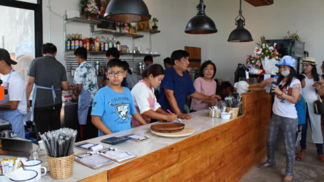 ไอเดียเก๋!!! สร้างร้านกาแฟสไตล์ลอฟท์ กลางทุ่งนา