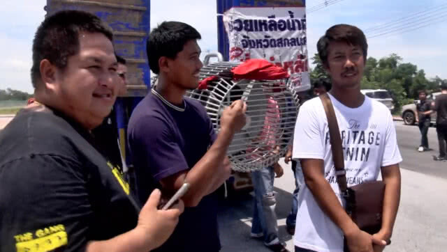 "คนไทยไม่ทิ้งกัน"  ทีมท่อซิ่งช่วยสูบระบายน้ำท่วมหนองหาร สกลนคร