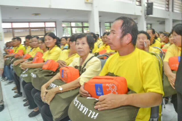 พระราชทานถุงยังชีพ-ยา แก่ผู้ประสบภัยน้ำท่วม