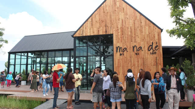 ไอเดียเก๋!!! สร้างร้านกาแฟสไตล์ลอฟท์ กลางทุ่งนา