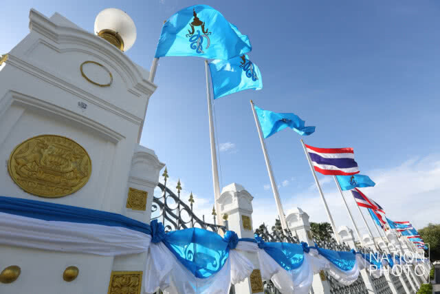(ภาพชุด) ประดับธงฟ้า "ตราสัญลักษณ์งานเฉลิมพระเกียรติฯ"