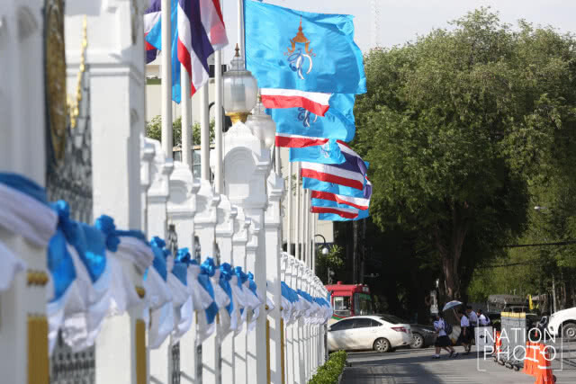 (ภาพชุด) ประดับธงฟ้า "ตราสัญลักษณ์งานเฉลิมพระเกียรติฯ"