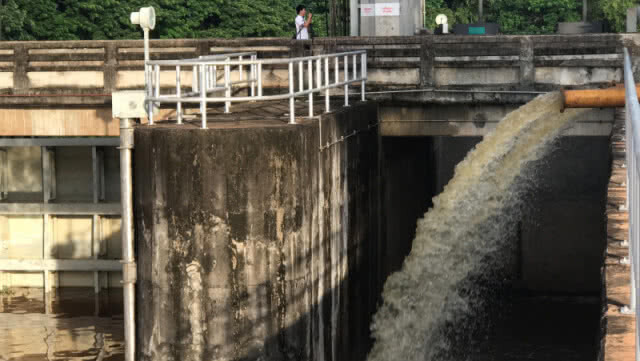 น้ำโขงขึ้นทะลุ 11 เมตร ปิดประตูเร่งสูบน้ำออกจากลำห้วย