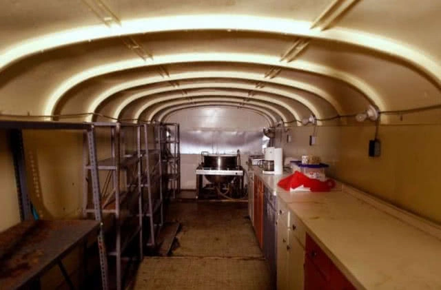 ไม่ประมาท! ปู่ชาวแคนาดาดัดแปลงรถโรงเรียน 42 คันสร้างเป็นบังเกอร์หลบนิวเคลียร์