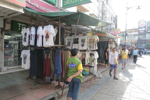 (ภาพชุด) จัดระเบียบห้ามตั้งแผงถนนข้าวสารวันแรก... ผู้ค้าเปิดร้านเพียบ!!!