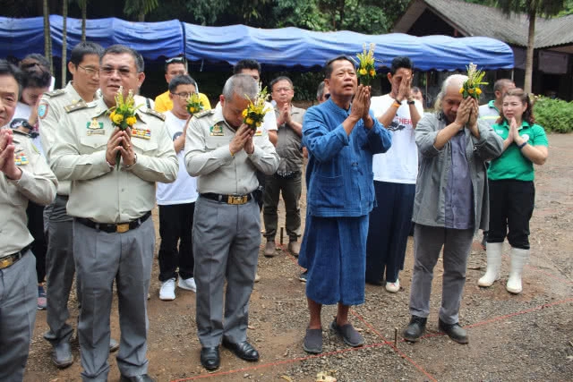 อ.เฉลิมชัย ตอกเสาหลัก สร้างศาลาหอศิลป์-รูปปั้นจ่าแซมถ้ำหลวง