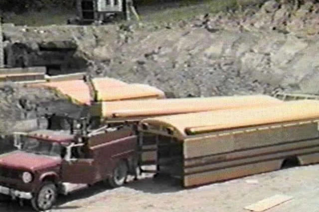 ไม่ประมาท! ปู่ชาวแคนาดาดัดแปลงรถโรงเรียน 42 คันสร้างเป็นบังเกอร์หลบนิวเคลียร์