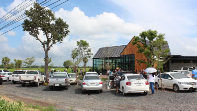 ไอเดียเก๋!!! สร้างร้านกาแฟสไตล์ลอฟท์ กลางทุ่งนา