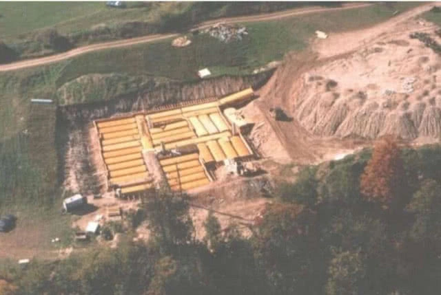 ไม่ประมาท! ปู่ชาวแคนาดาดัดแปลงรถโรงเรียน 42 คันสร้างเป็นบังเกอร์หลบนิวเคลียร์