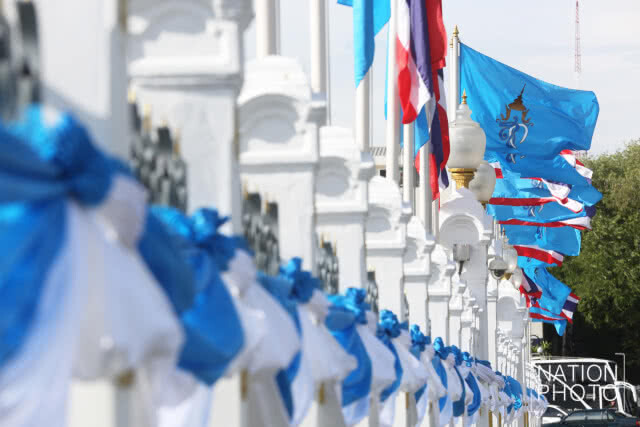 (ภาพชุด) ประดับธงฟ้า "ตราสัญลักษณ์งานเฉลิมพระเกียรติฯ"