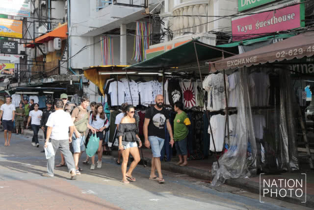 (ภาพชุด) จัดระเบียบห้ามตั้งแผงถนนข้าวสารวันแรก... ผู้ค้าเปิดร้านเพียบ!!!