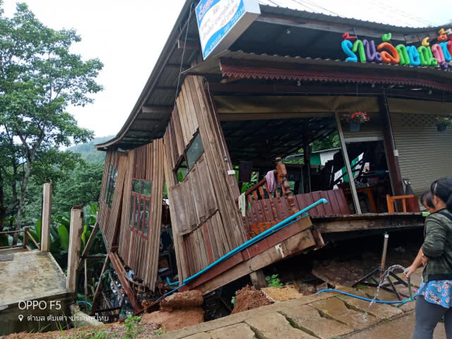 (คลิป) ดินสไลด์ภูชี้ฟ้า ร้านอาหารพังพินาศ ต่อหน้าต่อตา