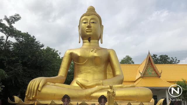 สุดอัศจรรย์! ผึ้งหลวงทำรังใต้คางหลวงพ่อศักดิ์สิทธิ์ คล้ายเคราแพะ