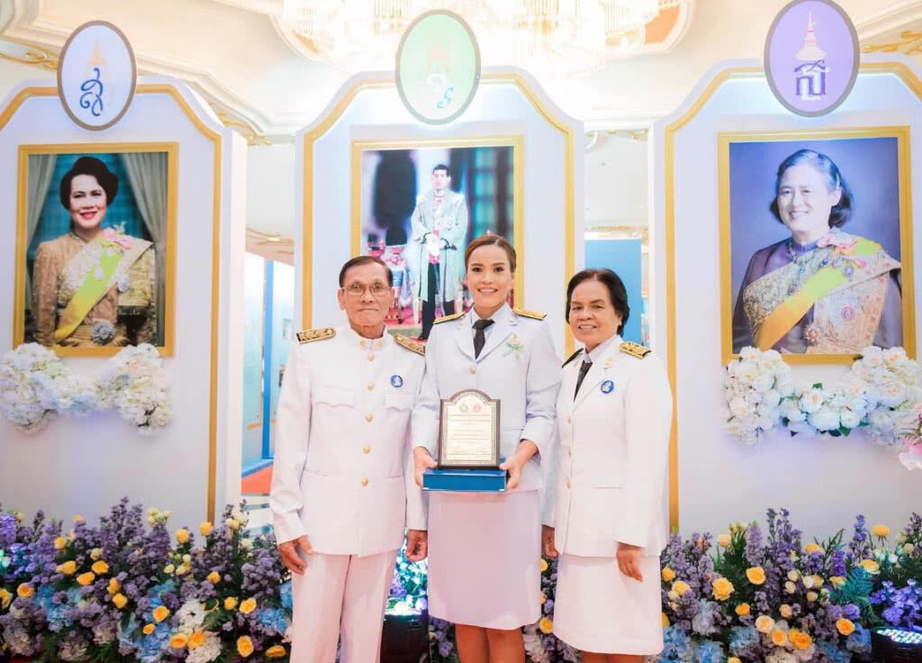 "กัปตันกิ๊ฟ" รับพระราชทานโล่ "สตรีไทยดีเด่น" "กัปตันกิ๊ฟ" รับพระราชทานโล่ "สตรีไทยดีเด่น"