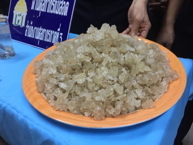 (คลิป) ใครชอบกินรังนก ระวัง!!! จับยางไม้จำนวนมาก "ใช้ผลิตรังนกปลอม" !!!