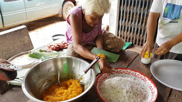 (คลิป) รายได้งาม!! รวมกลุ่มทำขนมตาลสูตรโบราณ