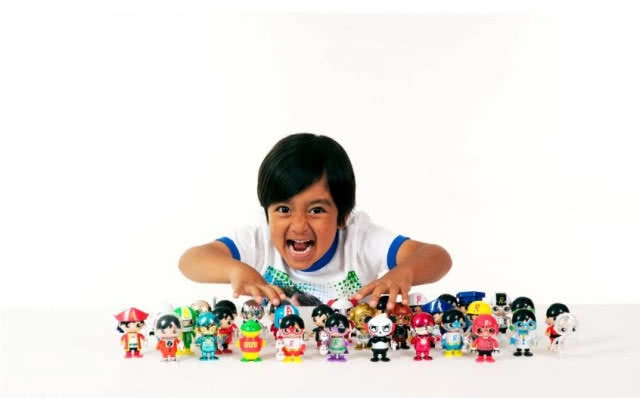 รู้ยัง??? ดช.อเมริกันเน็ตไอดอลรีวิวของเล่นชื่อดัง ออกสินค้าของตัวเองแล้ว