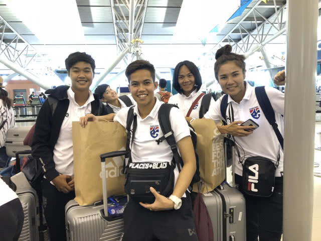 "ชบาแก้ว" กลับถึงไทย พร้อมลุย บอลหญิง อชก.