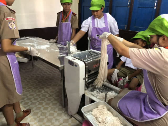 เส้นบะหมี่แก่นฝาง สูตรพิเศษหนึ่งเดียว!! อร่อยภูมิปัญญาท้องถิ่น